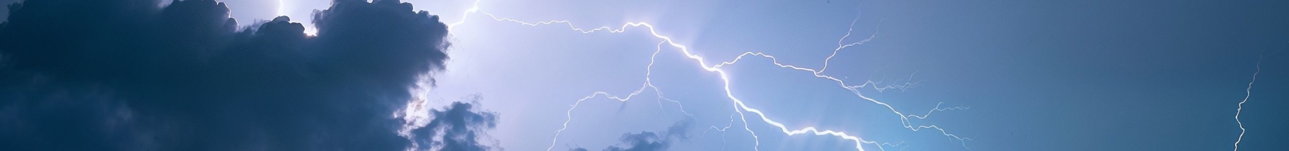 Un brillante relámpago ilumina las oscuras y tormentosas nubes con destellos de luz irregulares.